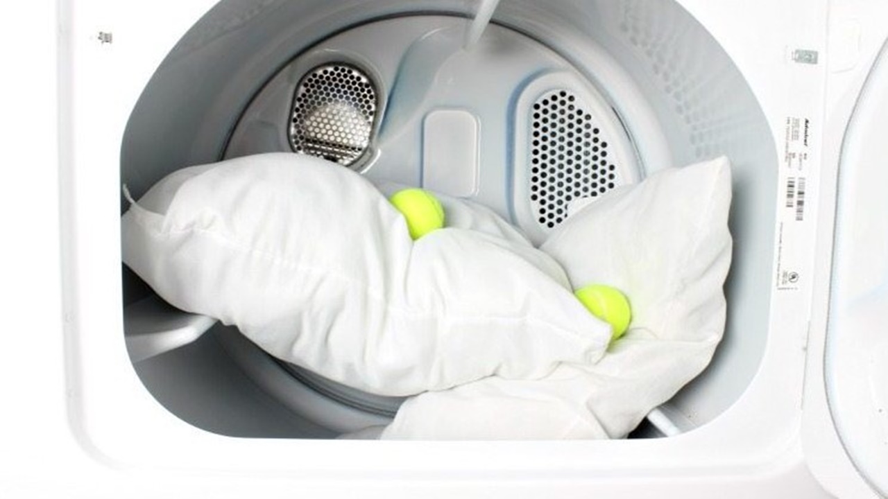 Можно стирать подушки в стиральной машине автомат. Стирка подушек в стиральной машине. Машинки для стирки пуховых подушек. Подушки барабана в стиральной машине. Подушки для стиральной машины.